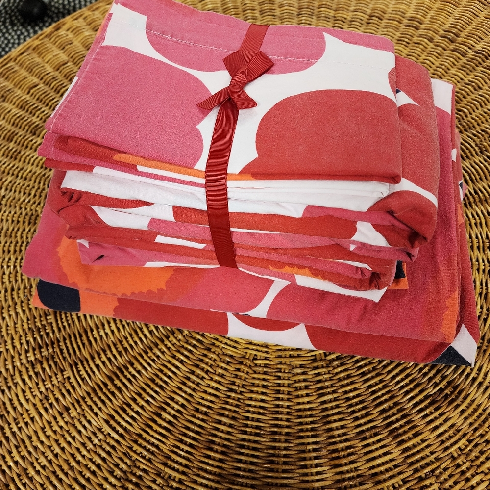Merrimekko Twin Bedsheets and Duvets